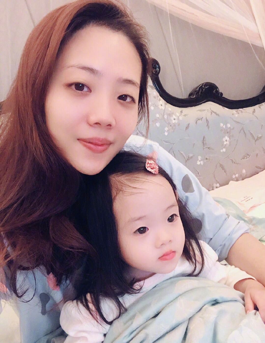 杨威晒双胞胎女儿近照,一个像杨云另一个像杨阳洋,似复制粘贴!