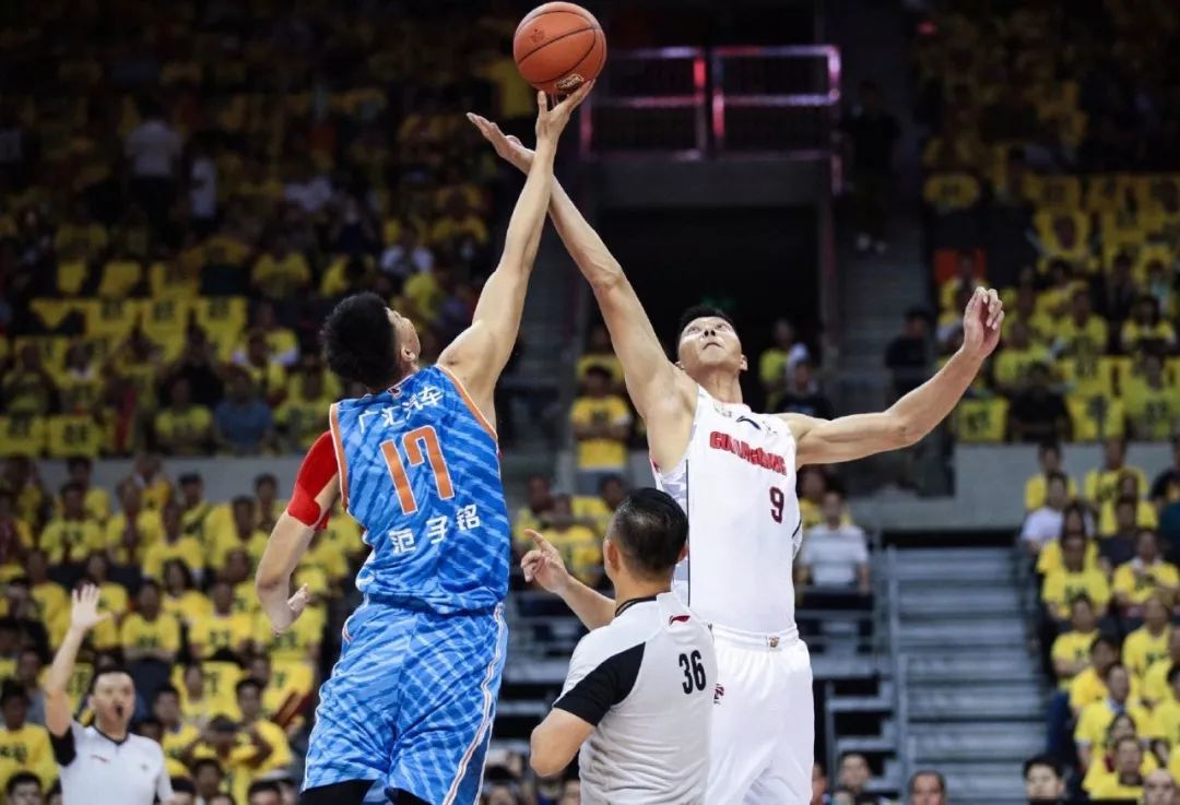 在比赛里阿联展示出自己技高一筹的比赛统治力,无论是持球突破的袭篮