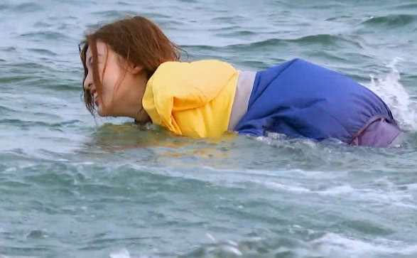 杨超越捕鱼时掉进了海里王源一直在帮助她其他人也很担心