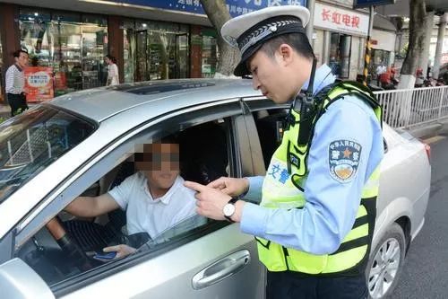 好焦人!在达巴路口,10分钟就有至少15名司机做了这件事!