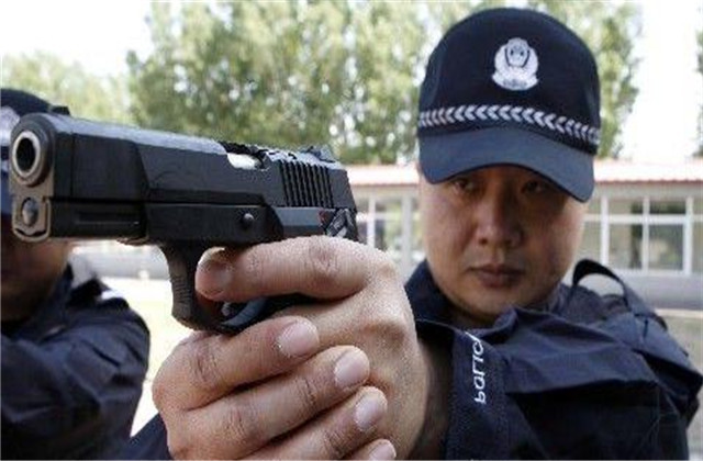 国产77式手枪被很多人调侃道:你敢开,我就敢走火!