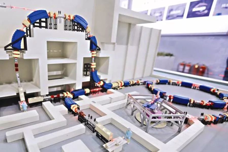 ("医用重离子加速器".图片来源长江日报)