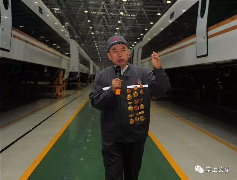 看高铁工人劳模快闪唱响我和我的祖国