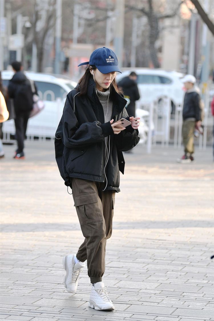 街拍美女黑色棉夹克搭配灰色高领针织衫一条工装裤个性十足