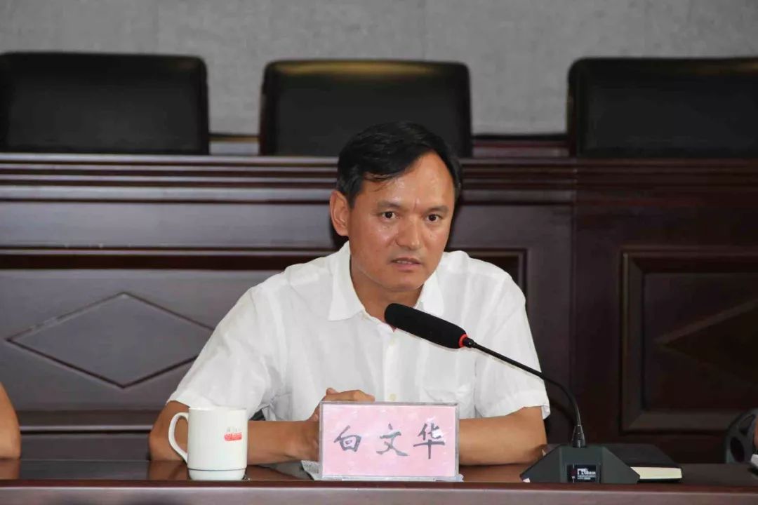 县委白副书记在讲话中指出,作为工会组织:一要大力宣传劳模,工匠的