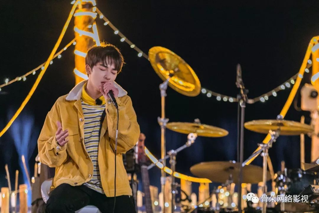 《少年可期》要做的第一件事便是打破这种严肃感,塑造一种互补和综艺