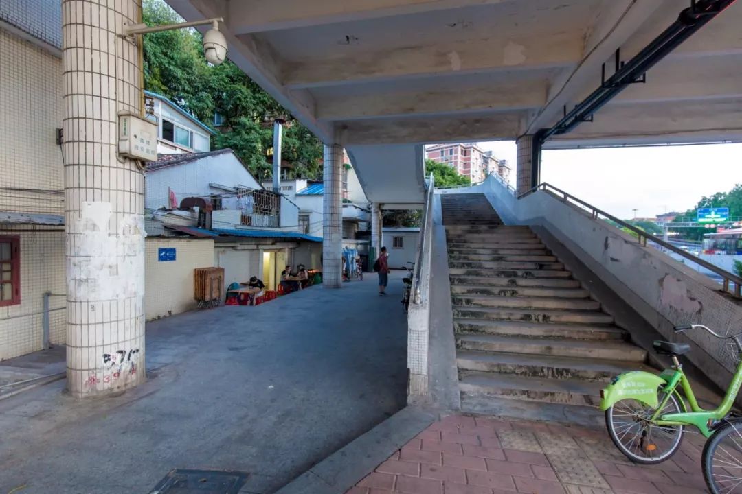 芳村的天桥底隧道里,有家开了10年的大排档,夜粥好好吃.