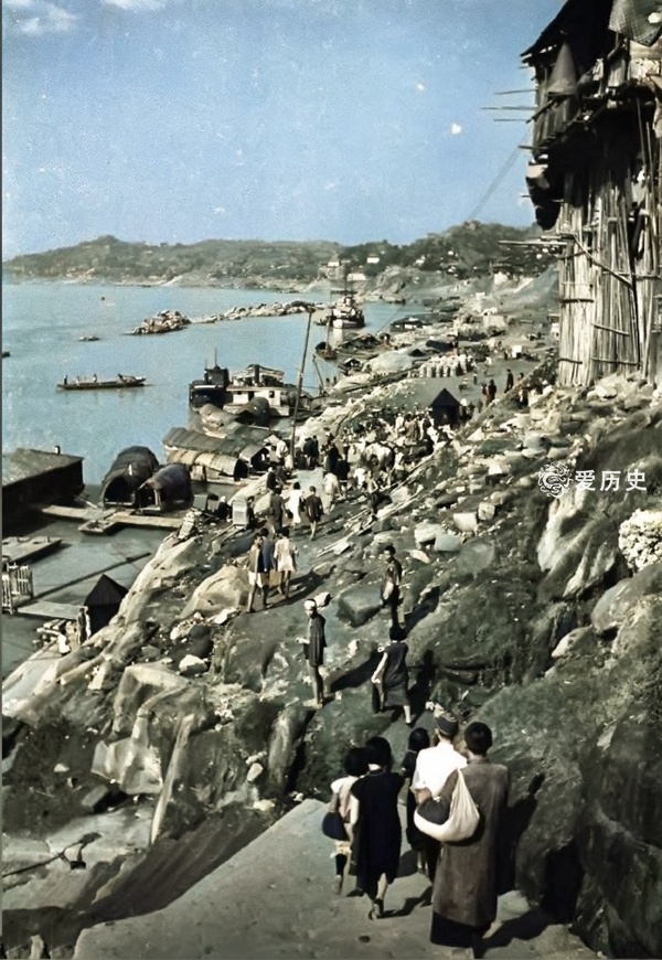抗战中被炸成废墟的朝天门 人来人往异常繁忙的重庆码头
