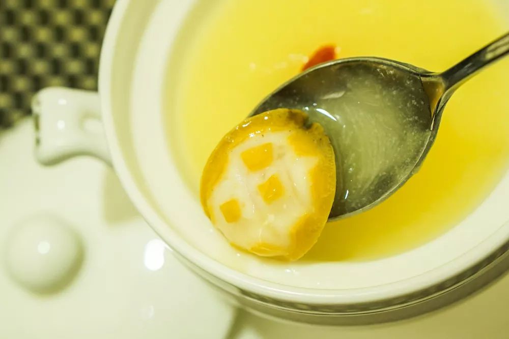 肉质q弹紧实,汤盅内还有小火长时保温,保证鲍鱼不会因冷而腥