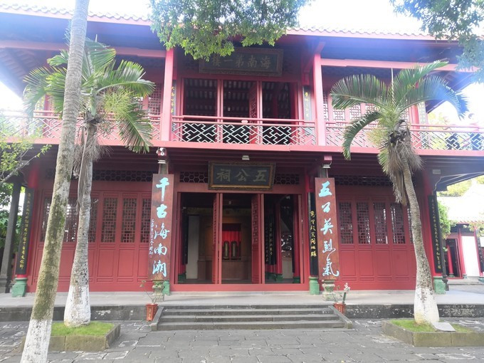 我们又自己在这边细细转了每一个屋,有苏东坡在此挖出双泉的故事,其中