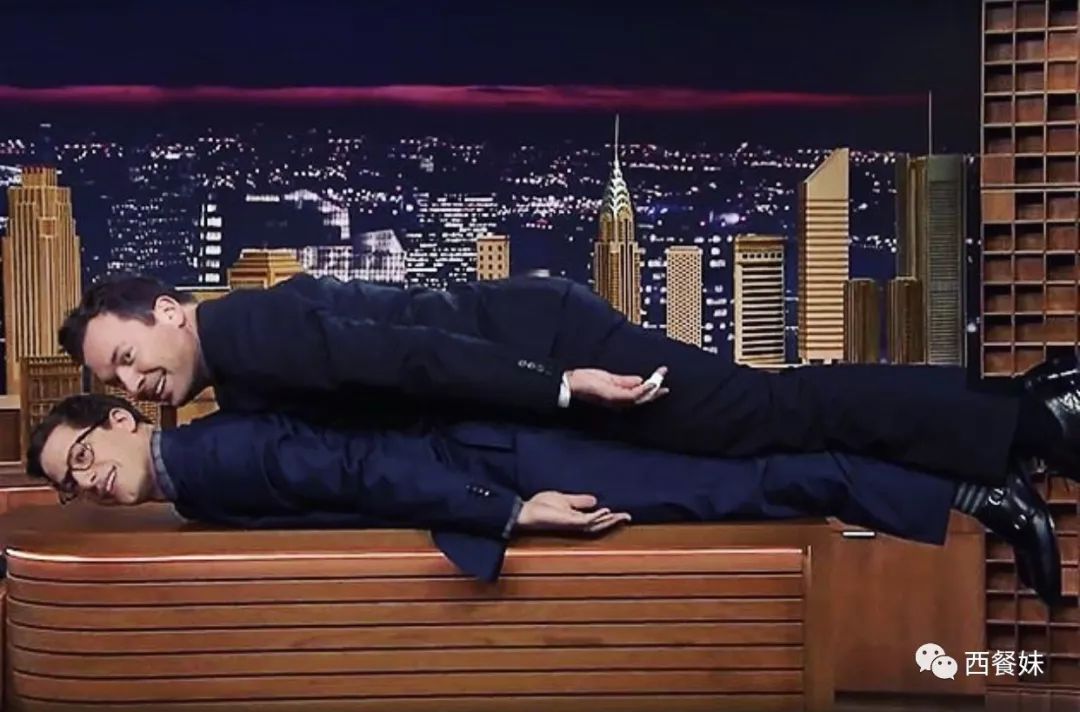 三表哥andy samberg画风突变!性感到引粉丝狂喊我可以!_胡子