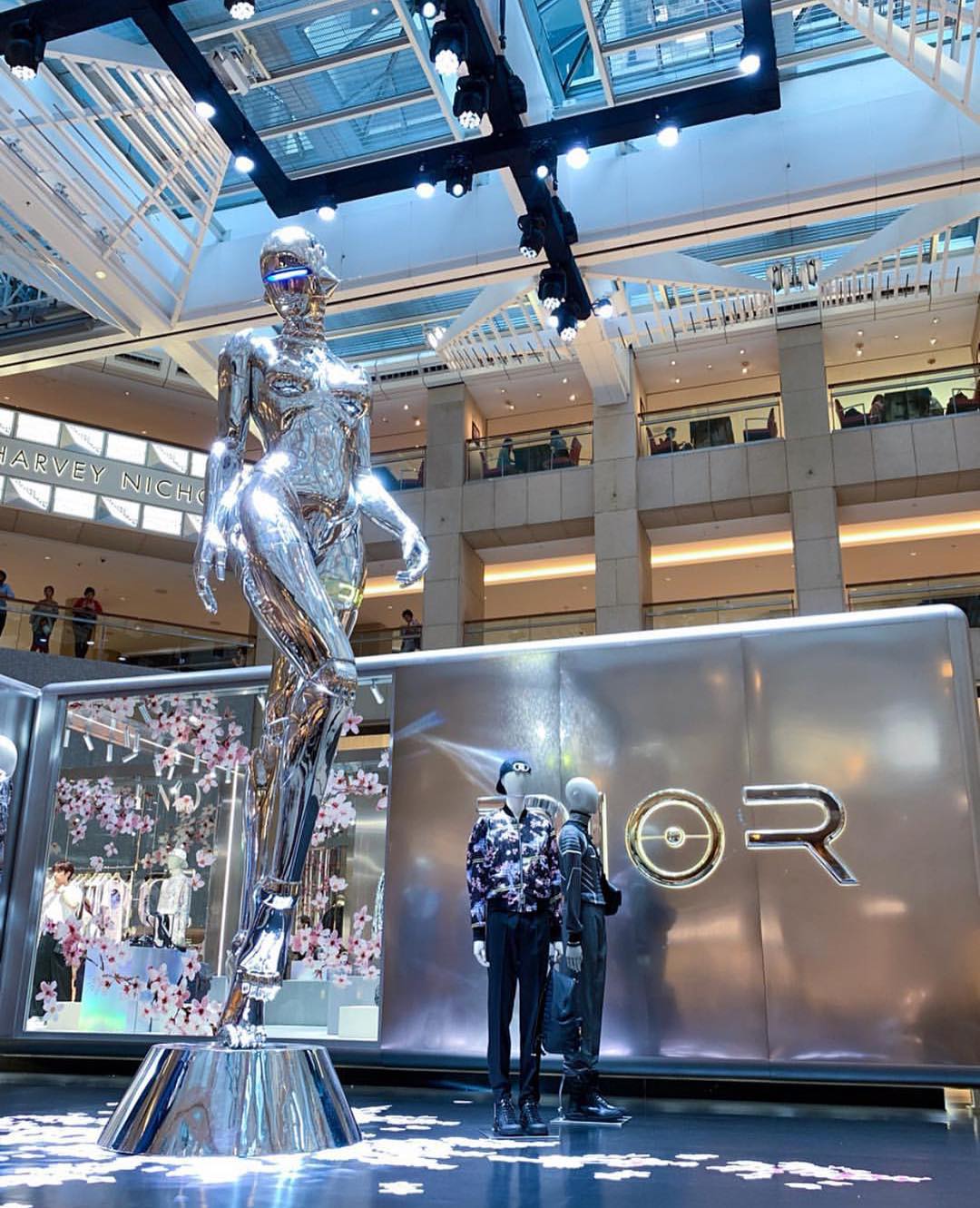 dior x 空山基早秋系列进驻香港!