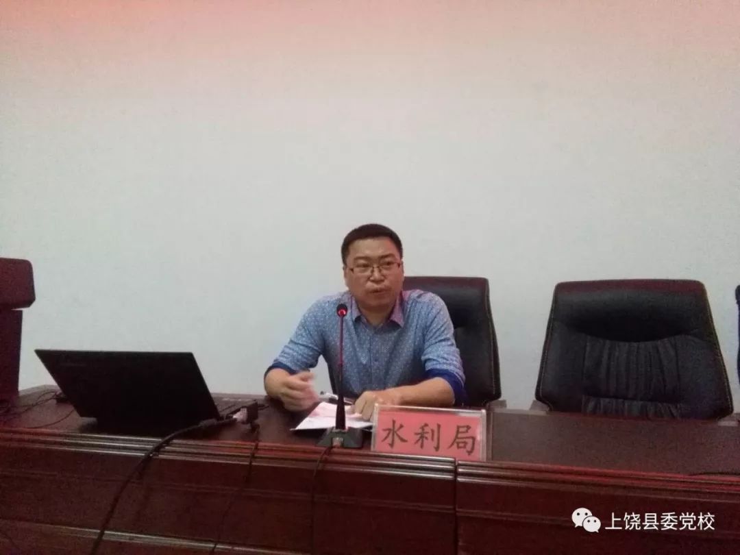 文攻在培训班上作了专题辅导,县委常委,组织部部长李洪波出席开班仪式