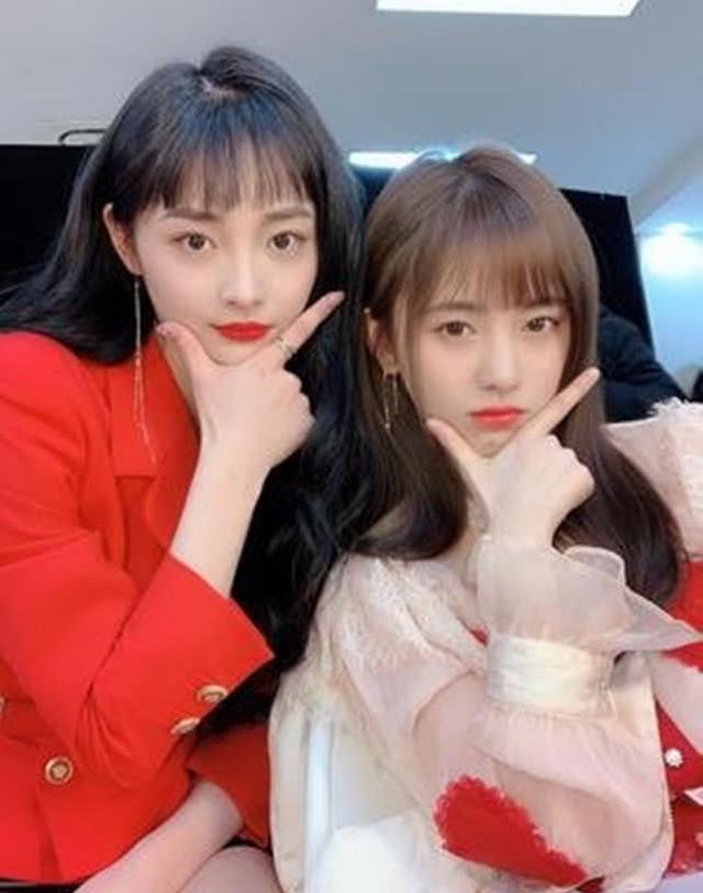 她和鞠婧祎的照片放在一起是不是很像呢,第一眼看上去像双胞胎一样