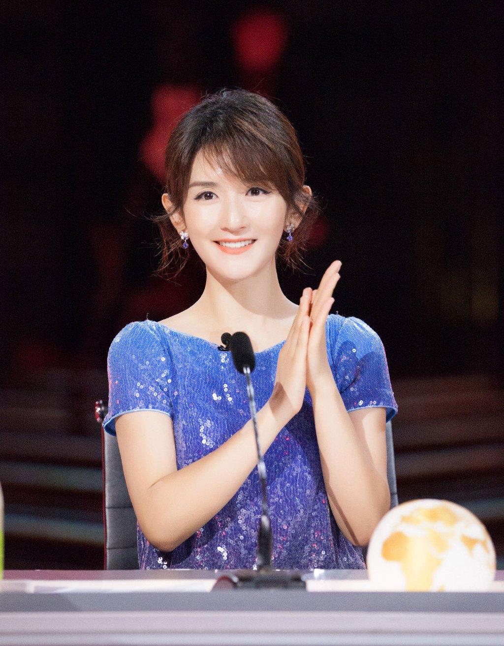 被谢娜惊艳了,长发显老又沧桑换成短发年轻又漂亮,美得不像38岁_发型