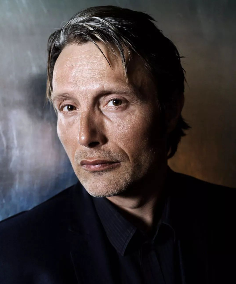 曾经的外科手术专家,遭遇车祸后变身奇异博士,来拯救多维世界_莫度男