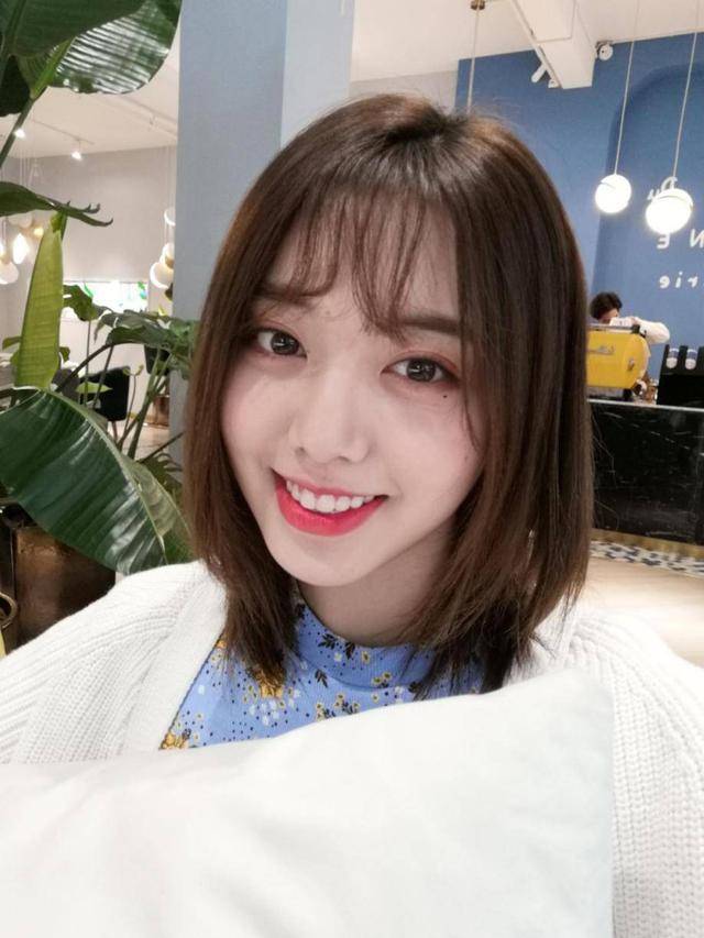 这次刘人语和苏芮琪选择的自拍地点是成都网红甜品店le gland du