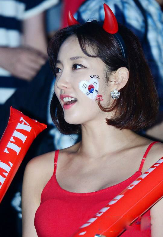 韩国的女球迷十分的铁杆,为了支持自己的球队,在赛场上总打扮最美的