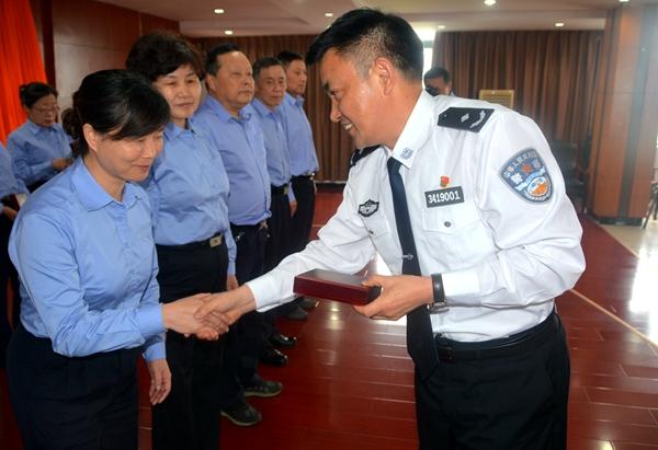 17枚纪念章 记录监狱警察沉甸的岗位人生—安庆监狱隆重举行退休民警