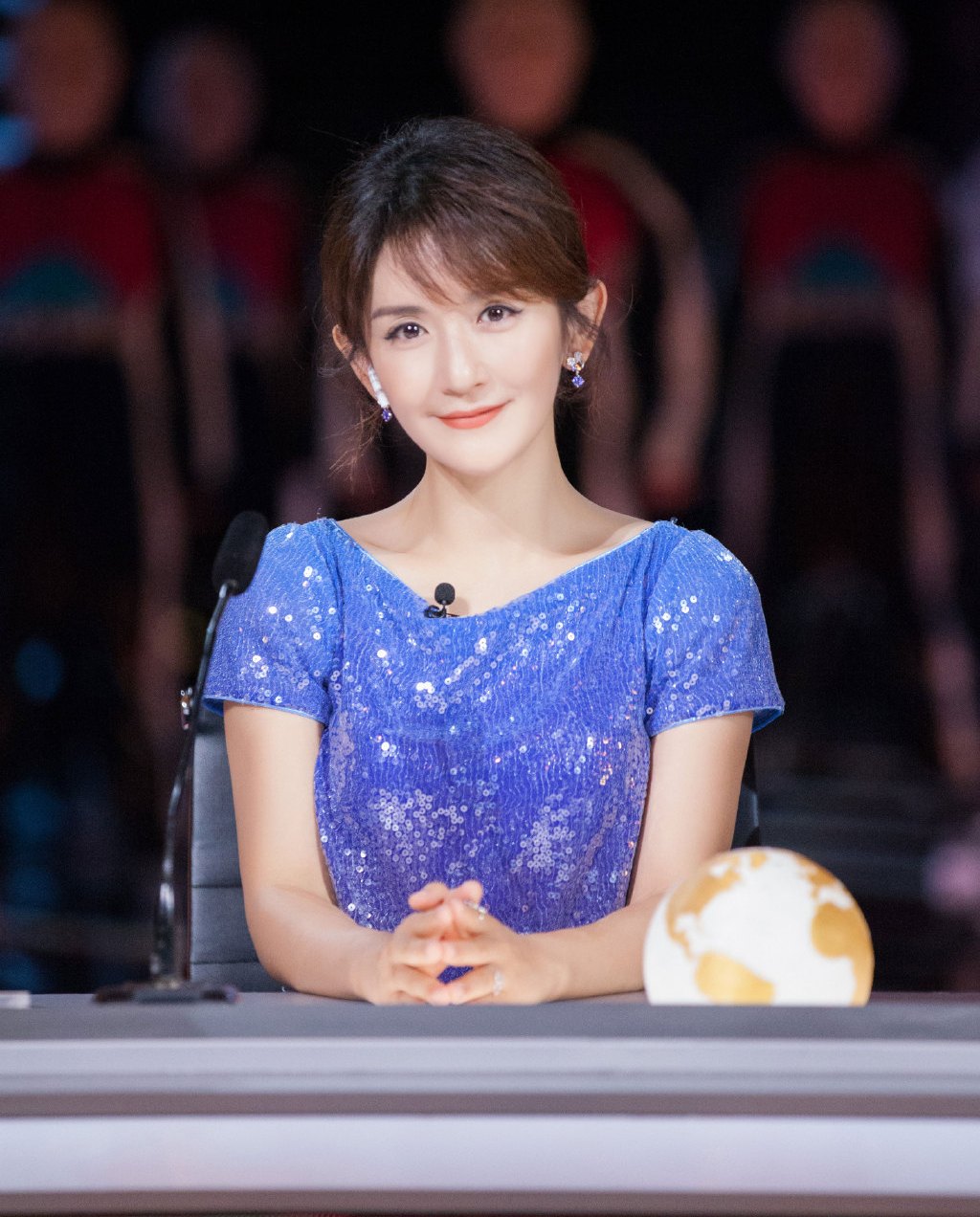 被谢娜惊艳了,长发显老又沧桑换成短发年轻又漂亮,美得不像38岁_发型