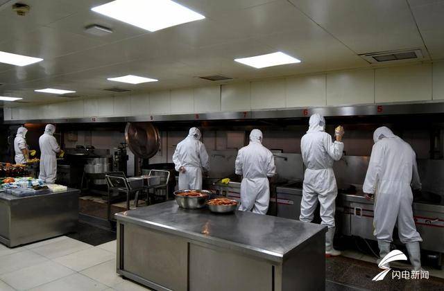 组图:探访青岛高铁大"厨房" 高铁盒饭是这样做出来的
