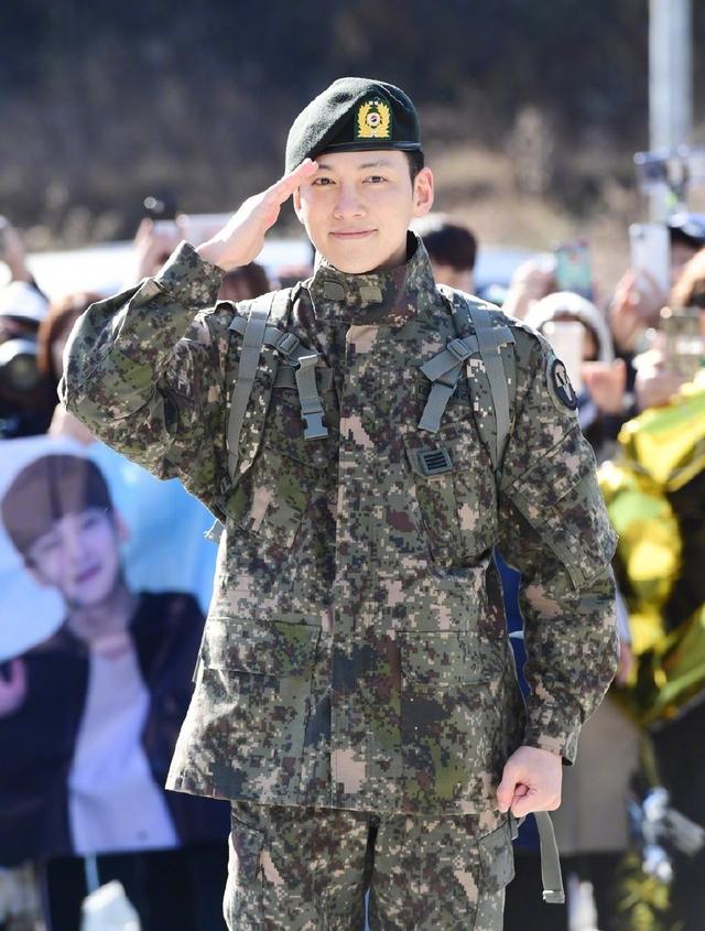 原创池昌旭27日正式退伍 ,身穿军装获粉丝迎接,人气不减反增!