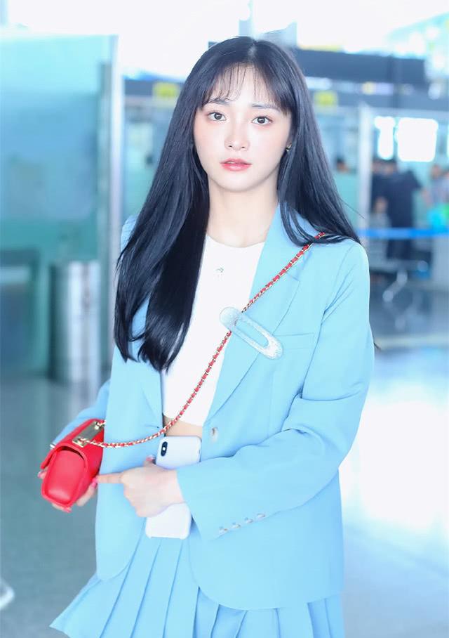 周洁琼剪齐刘海走机场美成初恋脸现场补妆仙女也是人啊