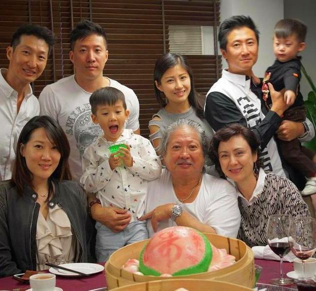 洪金宝坐轮椅买菜,肚子大到撑破座位,妻子高丽虹依然风采依旧
