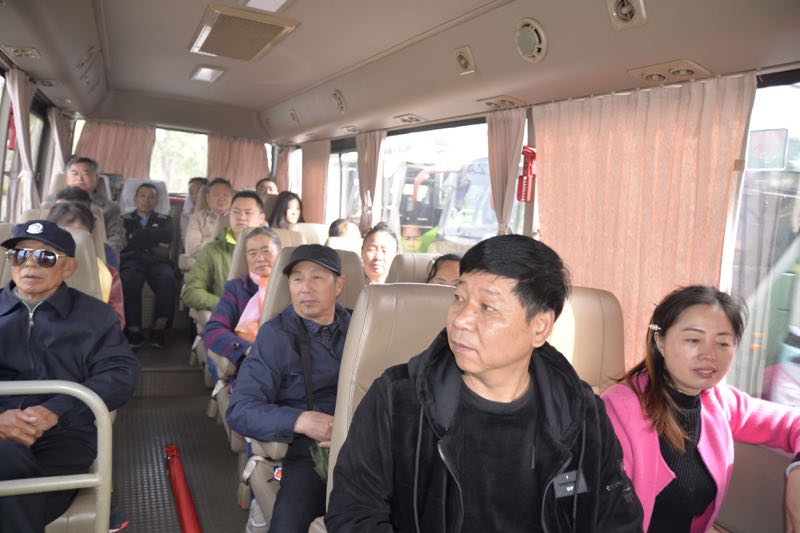 除了安排門票,景區道路小交通車輛的接送,還安排了講解員進行景點的