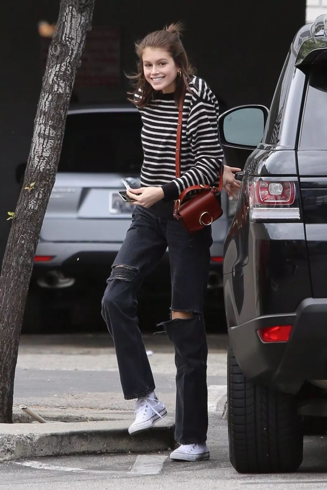 而最近很受欢迎的少年感穿搭,用九分直筒休闲裤搭配帆布鞋就能轻松穿