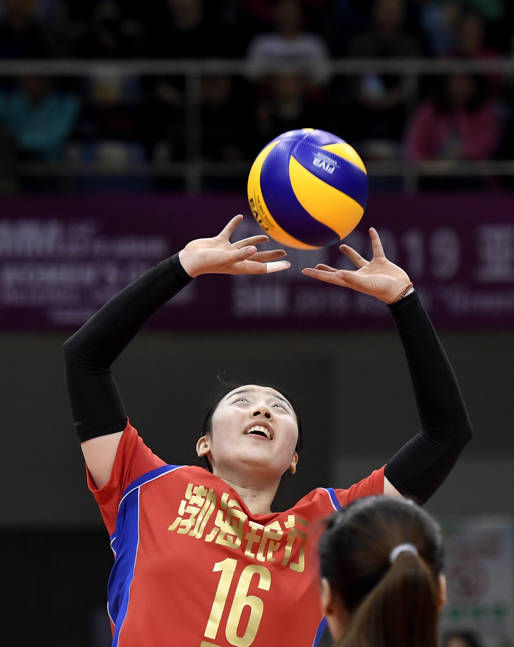 4月27日,天津渤海银行队球员姚笛在比赛中接球