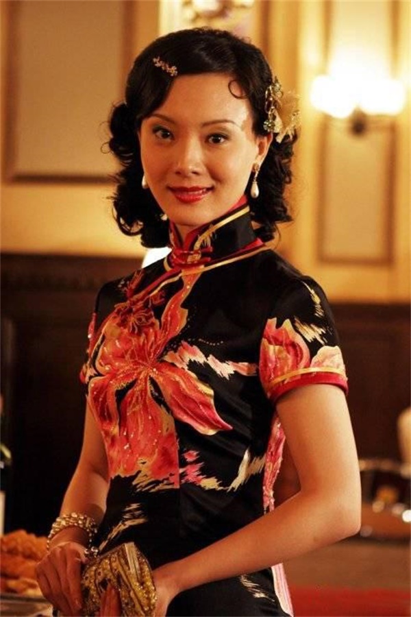 金枝玉叶海派生活董卿说陈数才是优雅女人的典范看她穿旗袍装就知道了