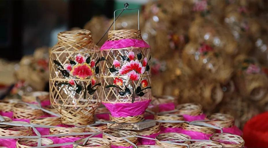 巷里坊间的民俗坚持非物质文化遗产手扎灯笼