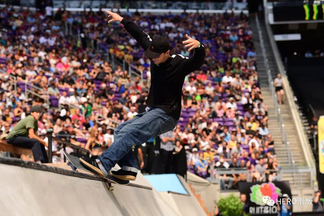 参赛明星选手nyjah huston当今最具统治力的滑手,他在街式滑板上的