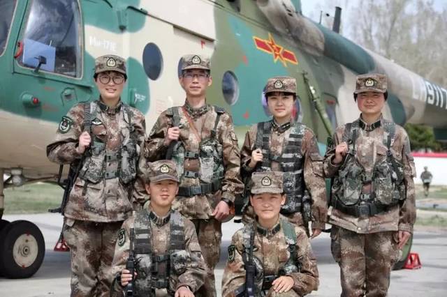 在祖國西陲,首批邊防女兵乘直升機巡邏