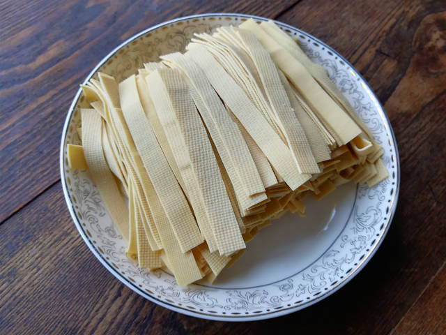 豆皮和包菜放一起这样做,别提多下饭了,吃着比肉还香,太好吃了_做法