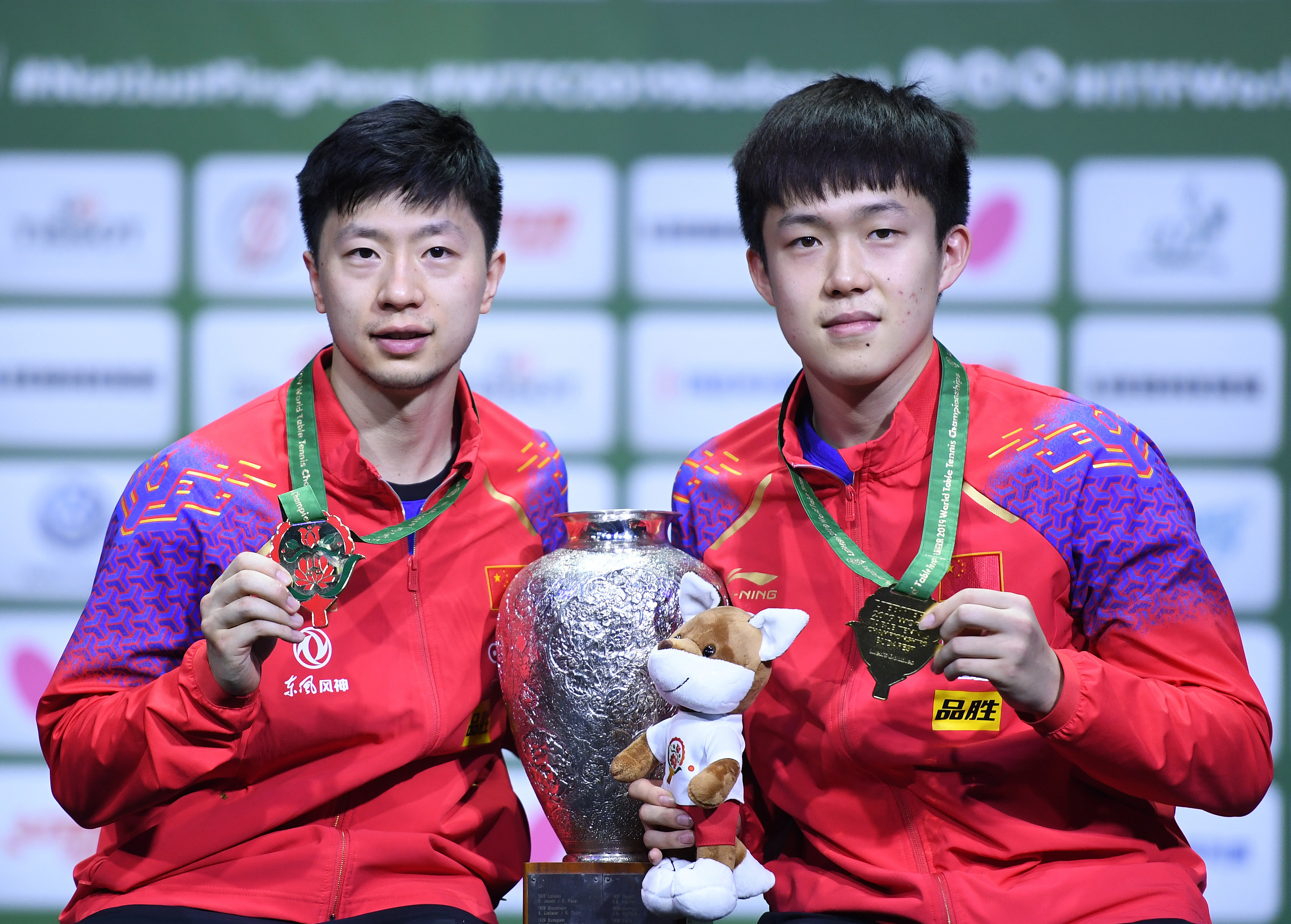 世界乒乓球锦标赛男子双打决赛中,中国选手马龙/王楚钦以4比1战胜跨国