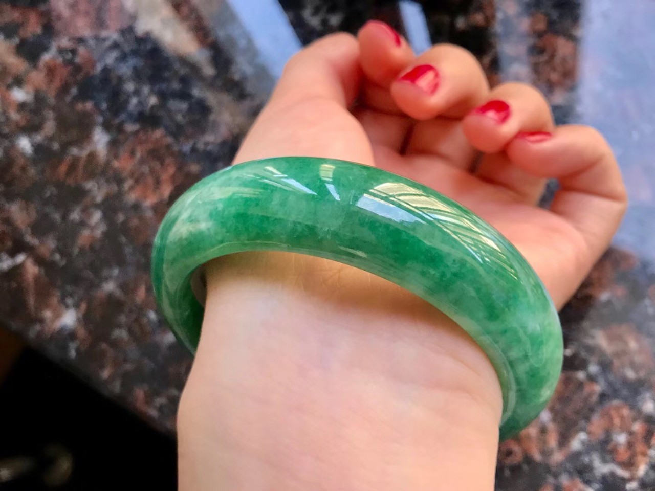 天上不会掉馅饼,选购翡翠还需多谨慎_张大姐