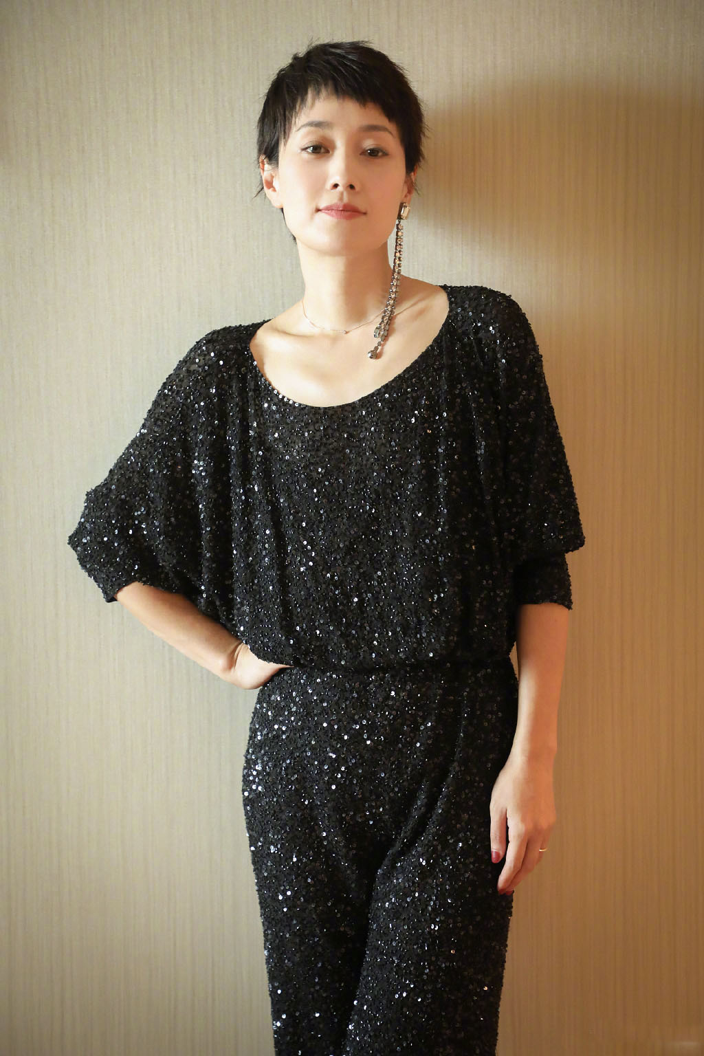 马伊琍出席活动优雅有气质,亮片休闲装很亲切,网友:保养的不错