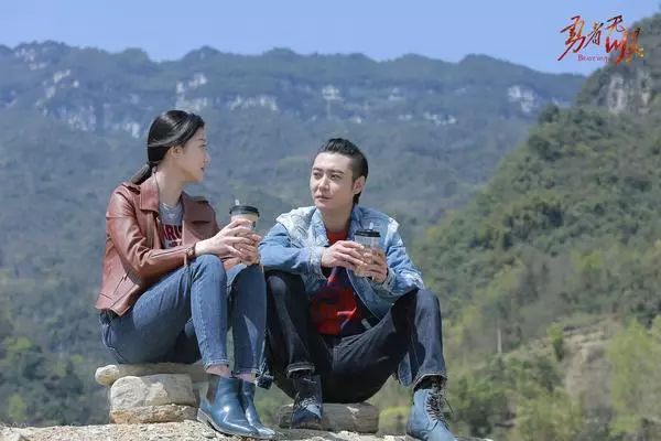 原创张丹峰在新戏勇者无畏演缉毒警察卧底人设开挂坐拥两美女