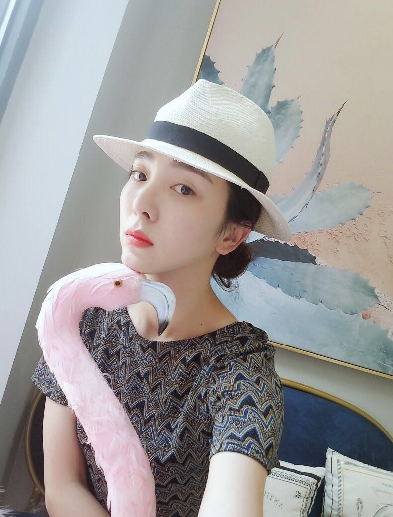 33岁央视女主持李思思美的出众蓝色蕾丝长裙配长发气质又少女哪像33岁