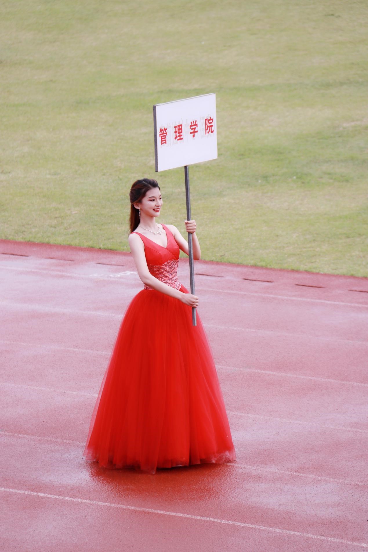 女神我想做你手中的牌儿