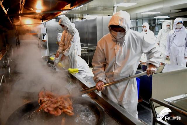 组图:探访青岛高铁大"厨房" 高铁盒饭是这样做出来的