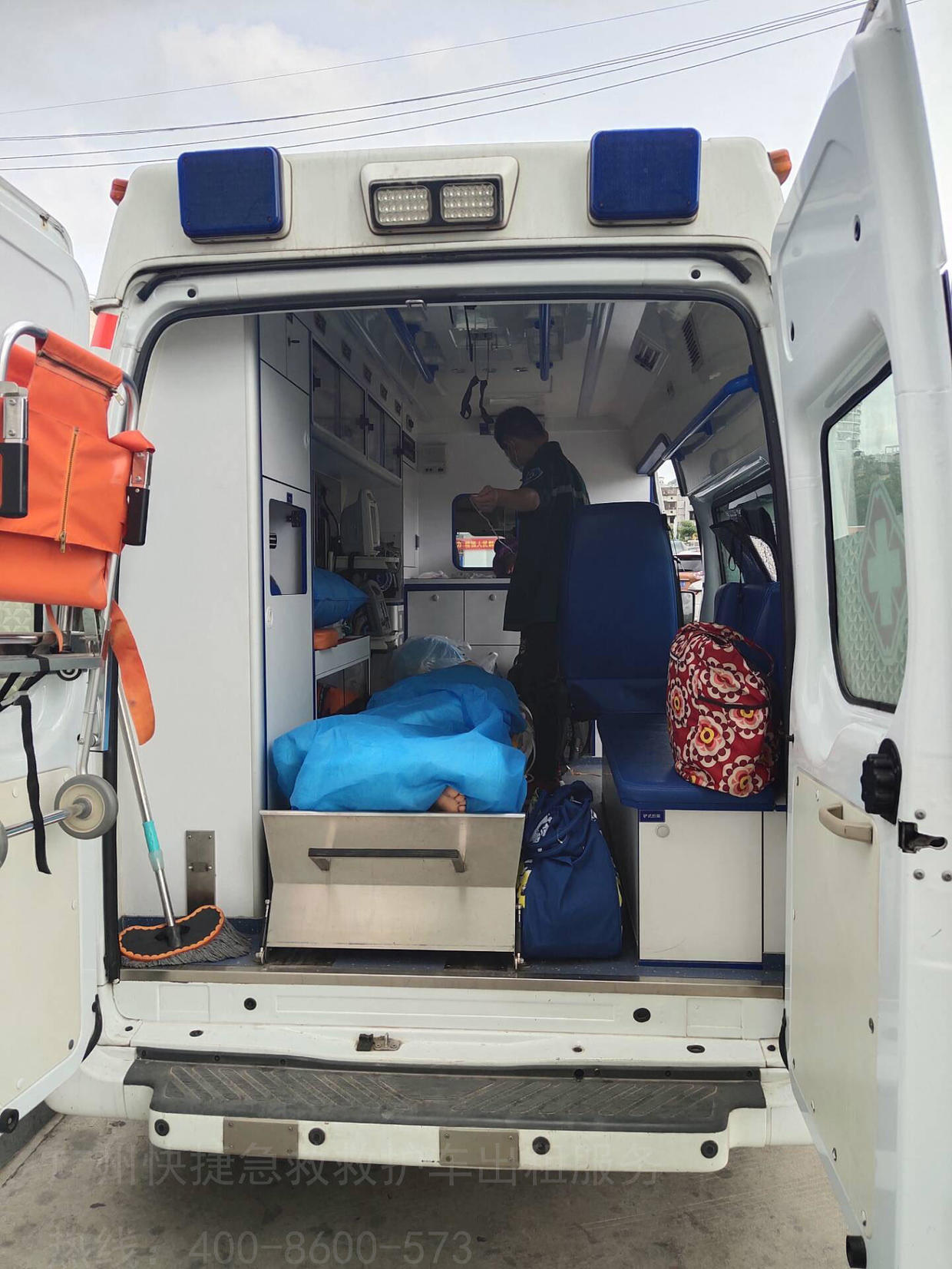 广州快捷急救为患者从三亚转院到西安提供救护车出租服务_病人