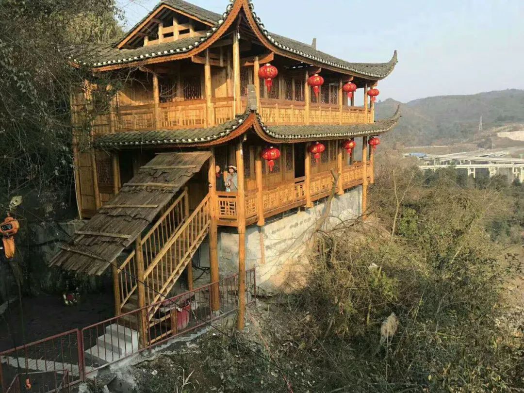 朋友建在半山腰的房子因为违建已拆,现欲将组建房子的木板,木头出售