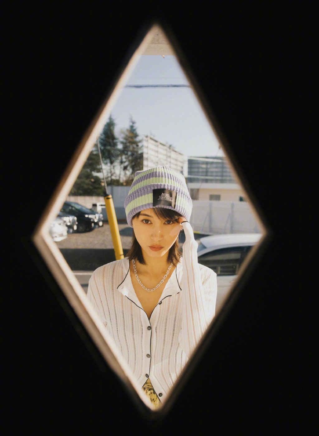 精致的短发将王子文的五官衬显得深邃立体,尤其是侧脸杀之下,将脸部的