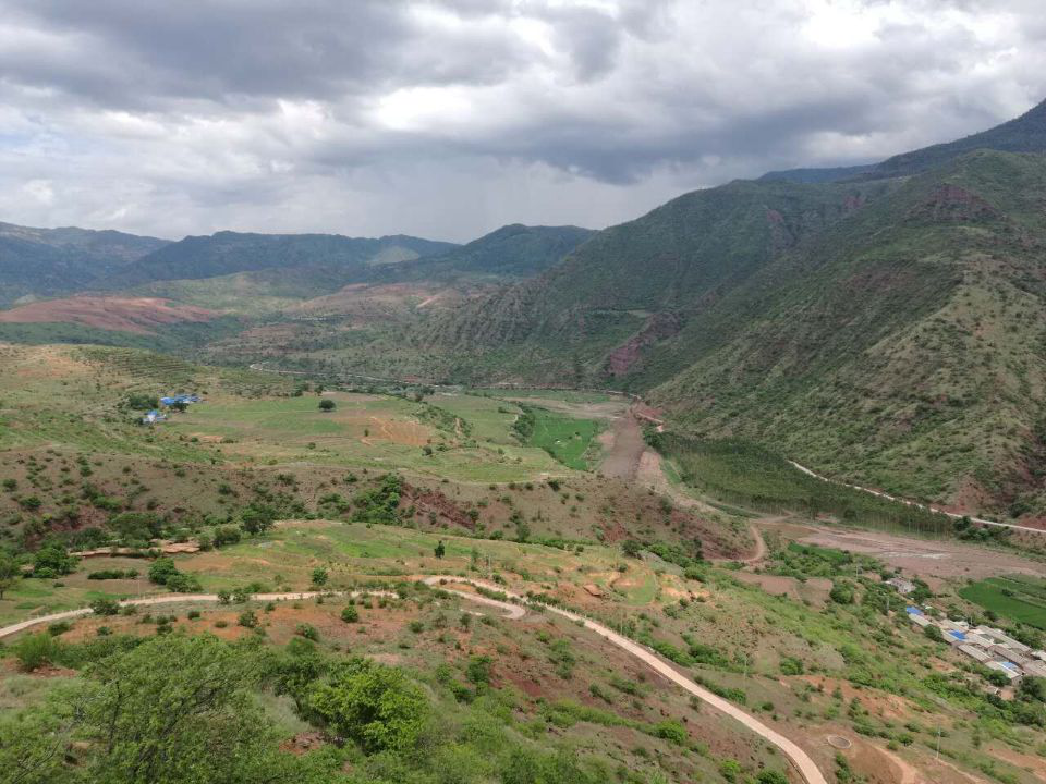 这里原来是一片荒僻之地,产业基础设施薄弱,农田水利条件差,加上低