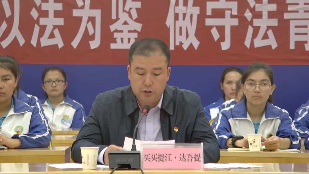 南疆四地州5123个村(社区)统一开展"以法为鉴 做守