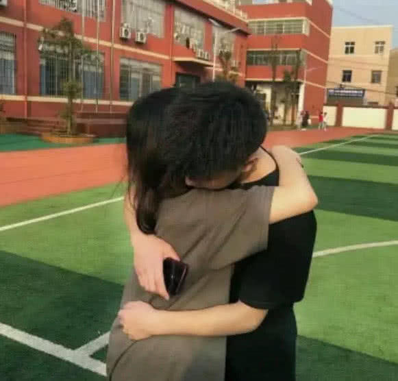 "早恋"的"初中生",会买这3件物品,其实老师早就知道了!_情侣