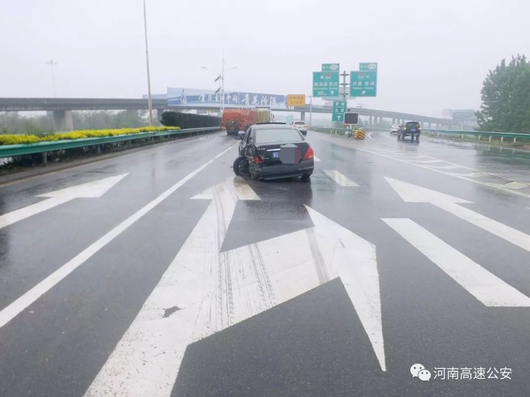 匝道口小車突然變道,後方大貨車